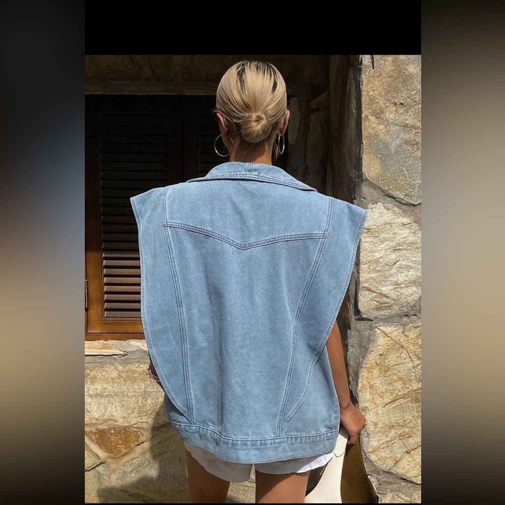 Stylish Oversized Light Blue Denim Vest - Picture 2 of 3